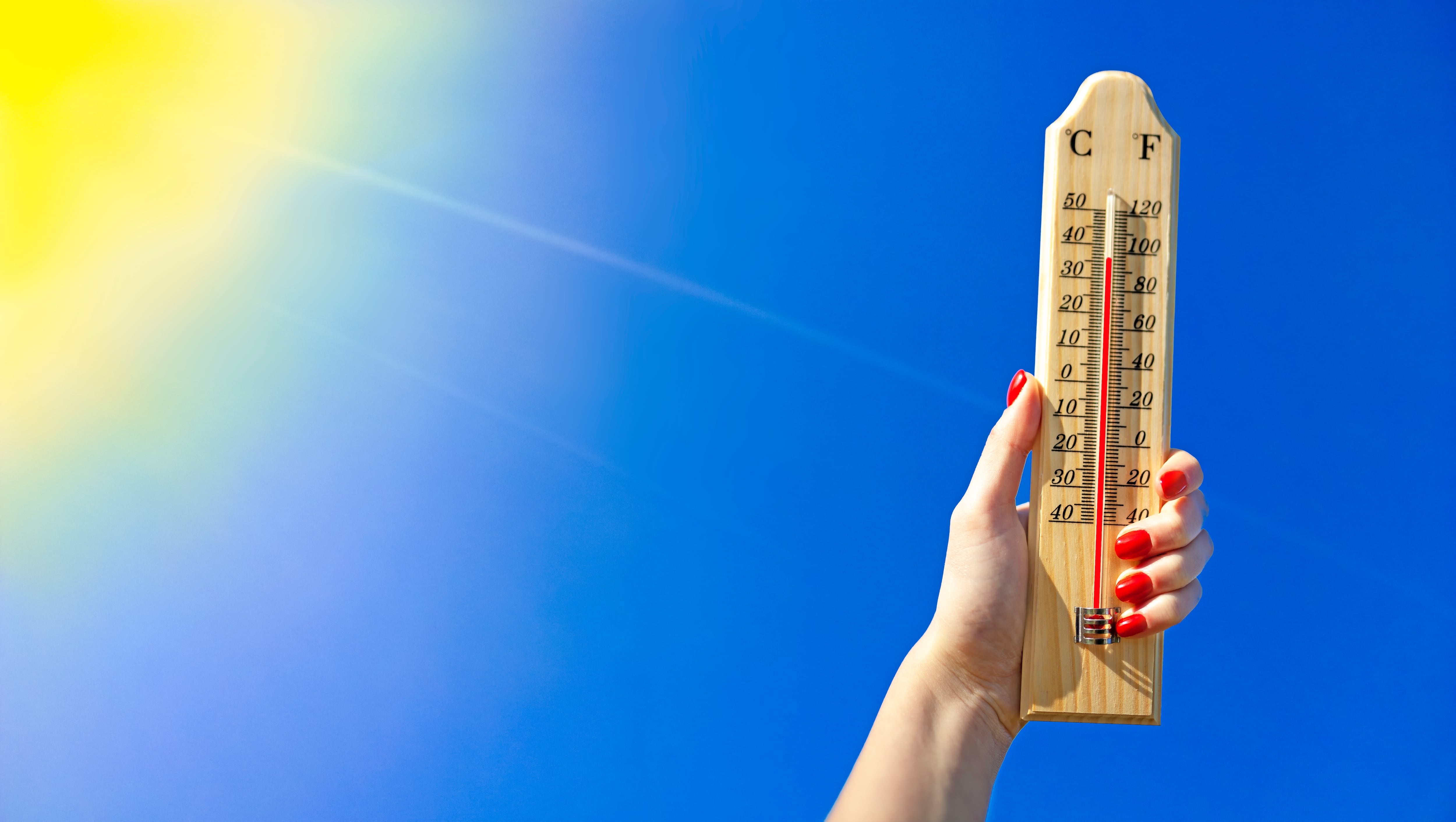 Personas enfrentan altas temperaturas en el suroeste de Estados Unidos, donde el calor inusual en pleno invierno ha obligado a emitir alertas para millones de habitantes.