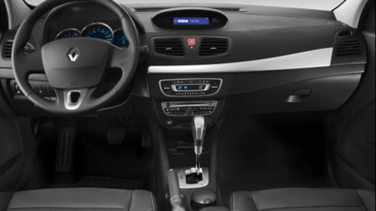 El tablero cuenta con un revestimiento muy suave al tacto, resistente al uso cotidiano y a los rayos del sol; cuenta con numerosos elementos cromados como en las manijas de la puertas, el borde de los controles y la punta de la palanca de velocidades, además, la cojinería es de cuero oscuro. El nuevo Renault Fluence está provisto con un timón deportivo, relojes con indicadores mixtos, relojes tradicionales e indicadores gráficos.