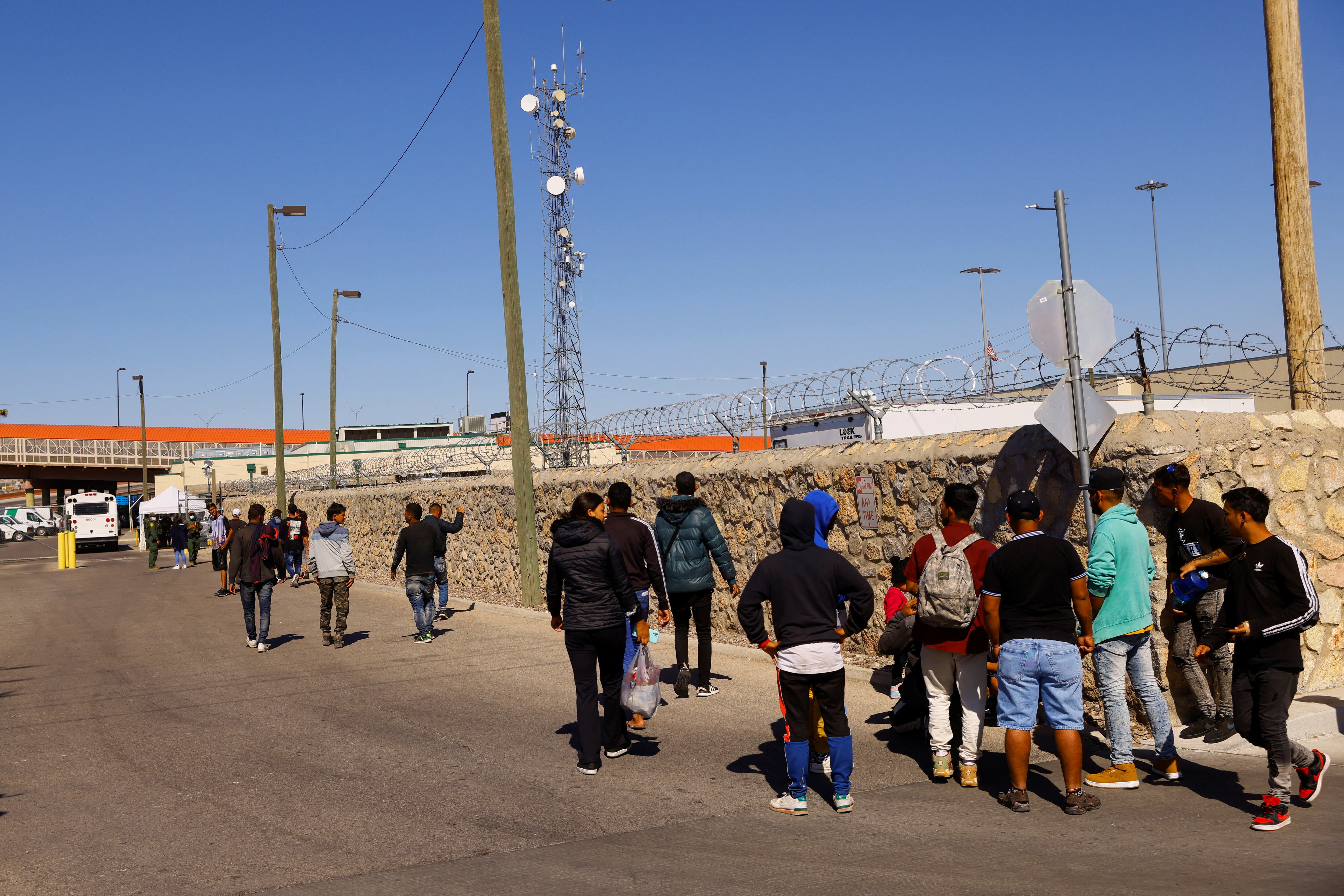 Migrantes que ingresaron ilegalmente a Estados Unidos y se encontraban en las calles de El Paso, hacen fila para entregarse voluntariamente en una estación de la Patrulla Fronteriza.