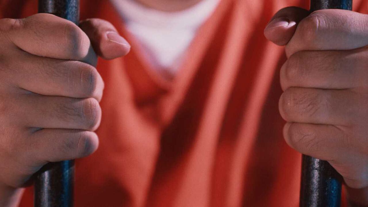 Ladrón abuso sexualmente de su víctima y después la chantajeó para que le pagara por no publicar un video que había grabado teniendo sexo con ella.