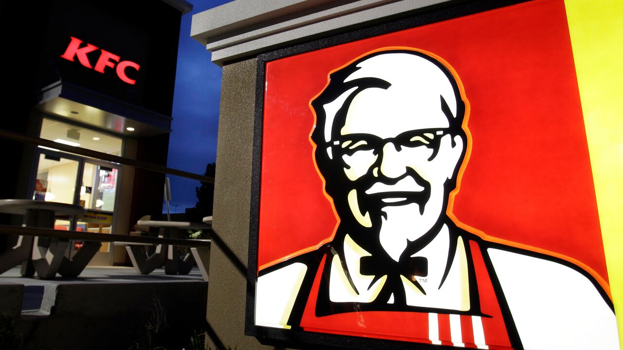 KFC se disculpó por enviar accidentalmente una alerta automática a los usuarios de su aplicación en Alemania que parecía instar a las personas a pedir comida del ayuno restaurante de comida el miércoles 9 de noviembre de 2022 para conmemorar el 84 aniversario de la Kristallnacht, la "Noche de los cristales rotos" (AP Photo/Paul Sakuma, File)
