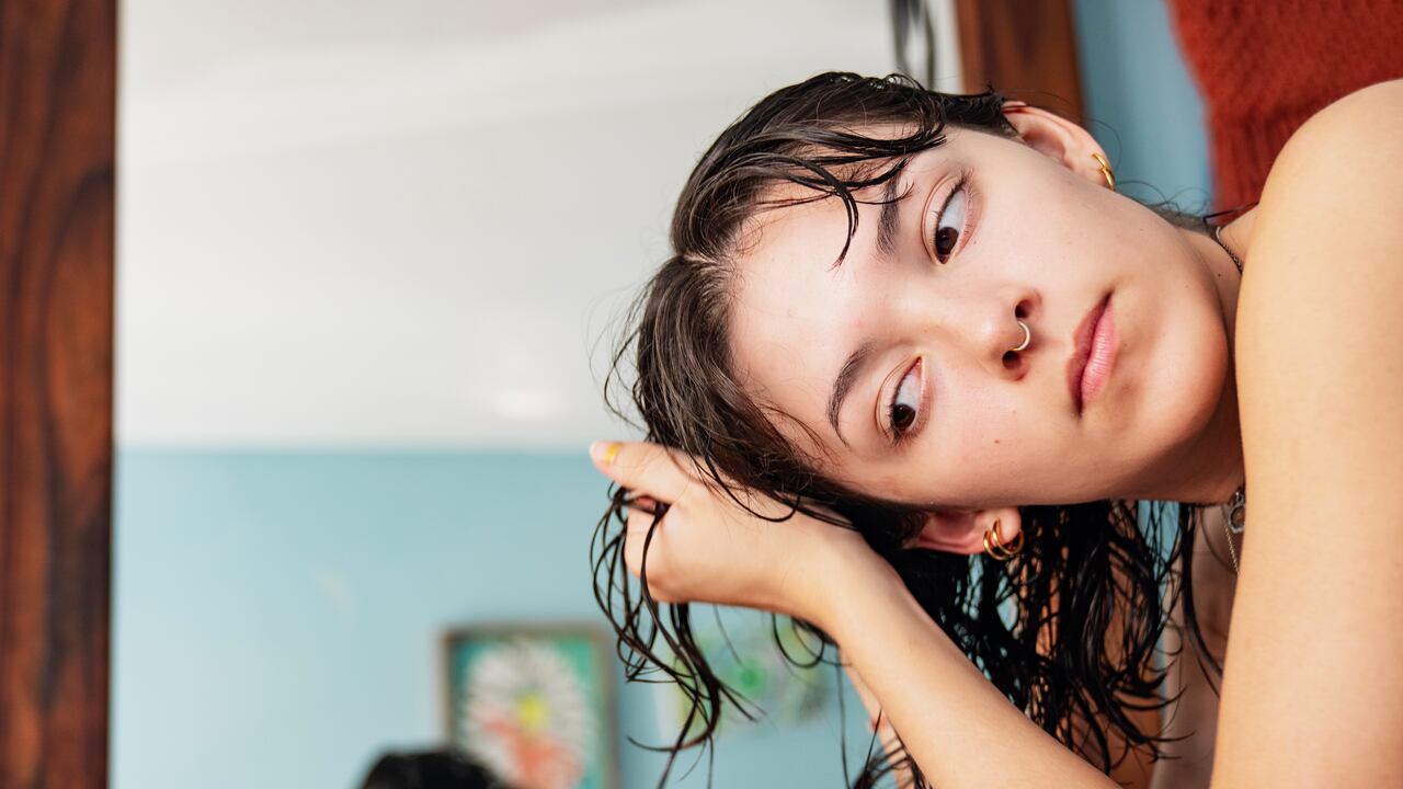 Dormir con el cabello mojado puede incidir en la proliferación de hongos.