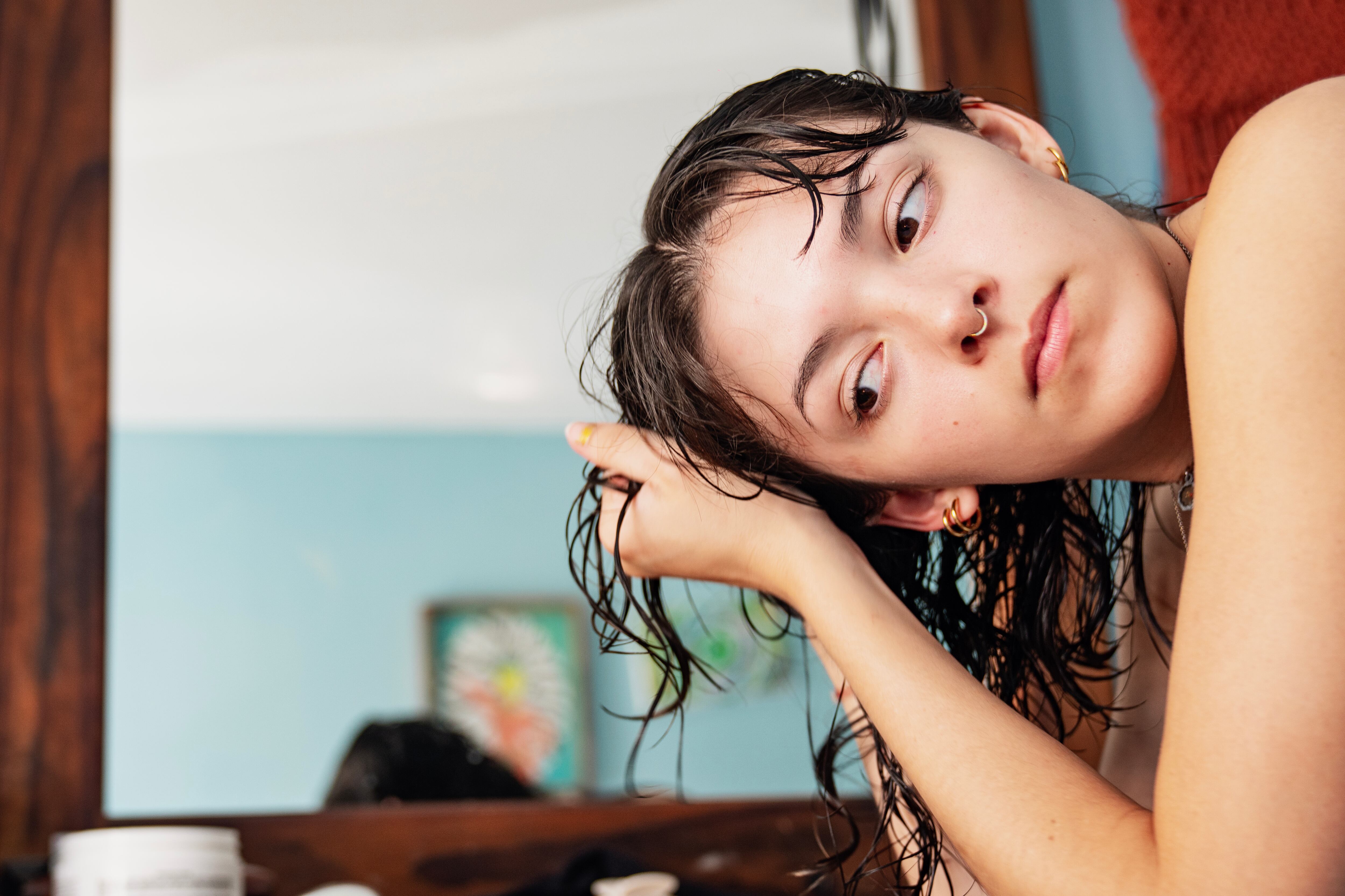 Dormir con el cabello mojado puede incidir en la proliferación de hongos.