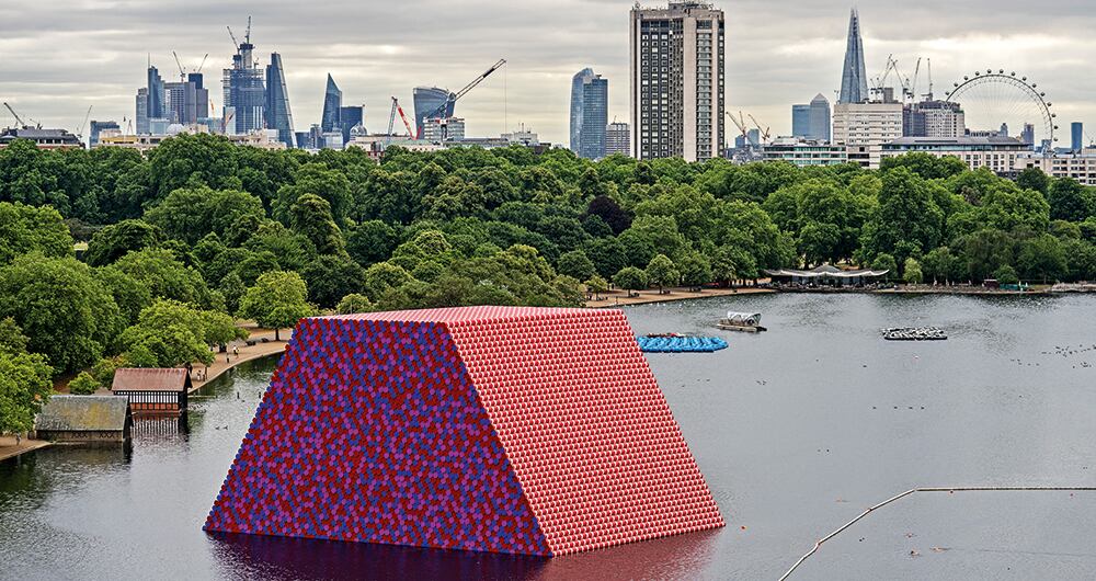    Él salió de la Bulgaria comunista, ella nació en Marruecos. En 1961, en París, se unieron para siempre. 