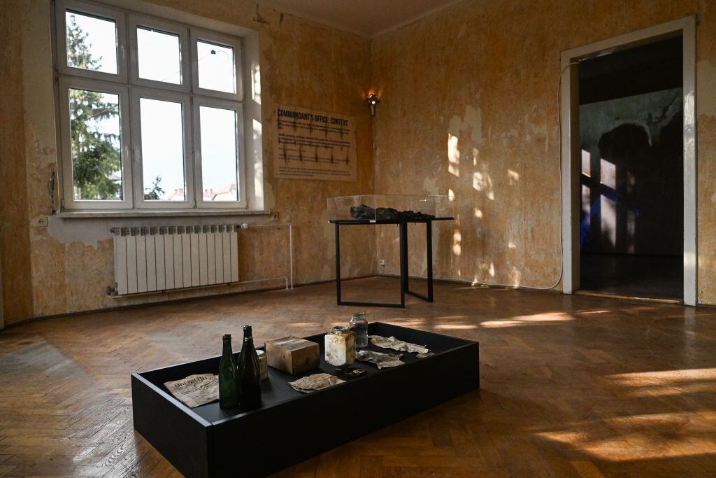 OSWIECIM, POLONIA - 26 DE ENERO: Se muestran artefactos dentro de la Casa 88, la antigua residencia del comandante de Auschwitz, Rudolf Hoss, el 26 de enero de 2025 en Oswiecim, Polonia. La casa del comandante de Auschwitz durante la Segunda Guerra Mundial, Rudolf Hoss, se abre por primera vez a los visitantes. La casa fue el tema de la película "La zona de interés". (Foto de Omar Marqués/Getty Images)