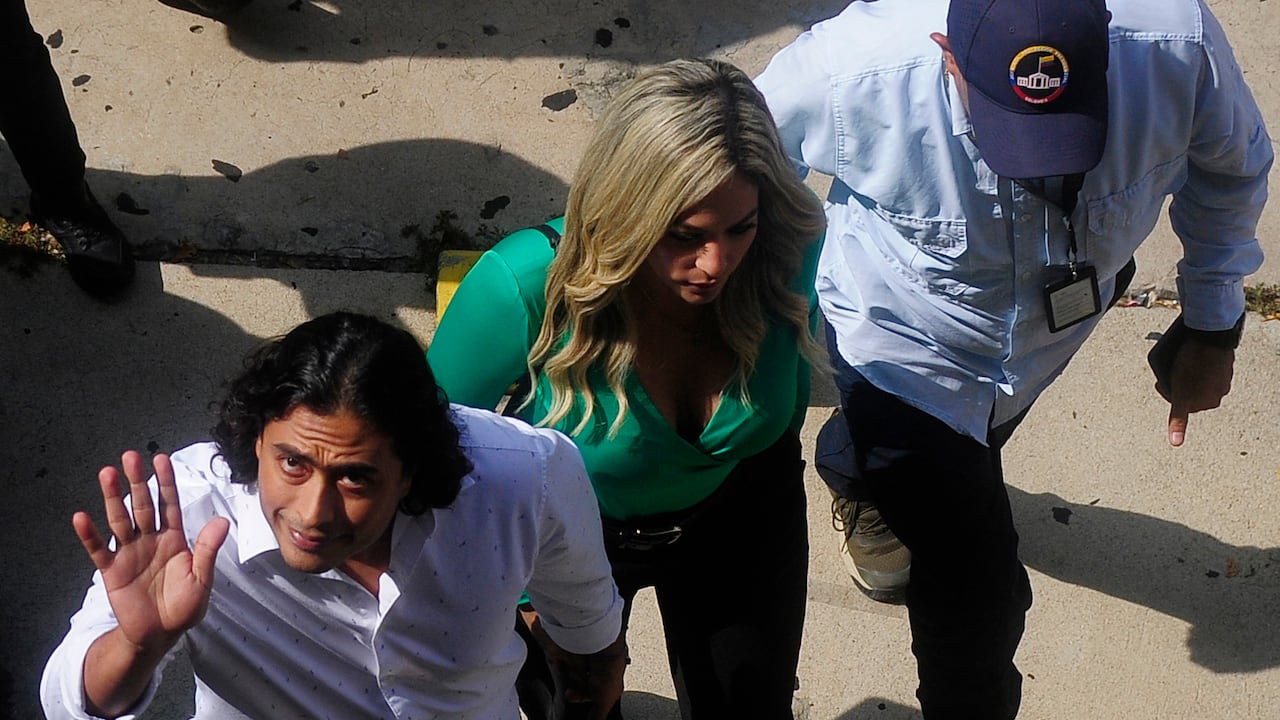 Nicolas Petro, hijo del presidente colombiano Gustavo Petro, acompañado por su pareja Laura Ojeda, llega a una audiencia en la Corte Suprema de Justicia en Barranquilla.