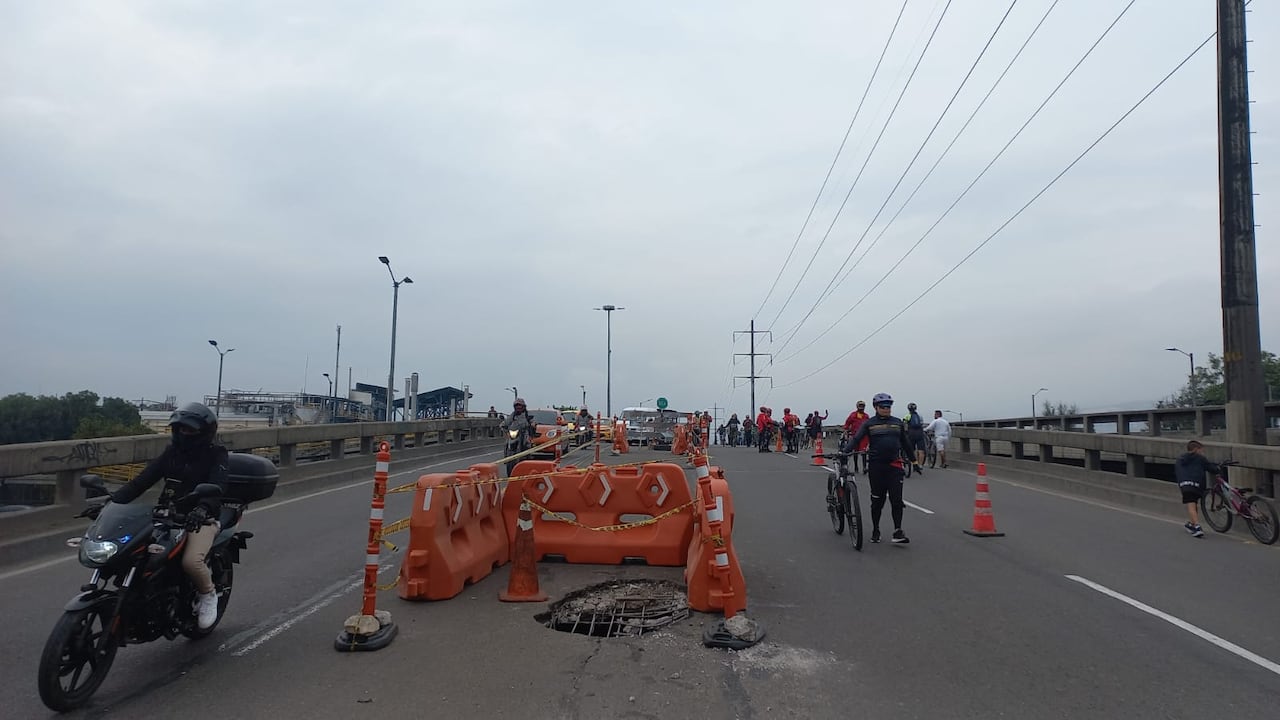 En el puente de la Sevillana también se presenta una falla estructural, lo cual ha dificultado todavía más el tránsito.