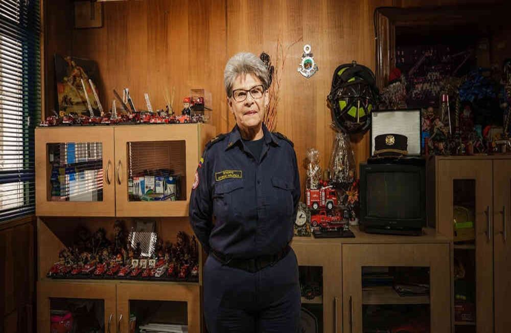 La teniente Myriam Malpica, tiene 63 años y lleva 45 años trabajando en la institución, 6 de ellos en esta estación. Tiene 63 personas a su cargo, tres turnos por cada equipo. Foto: Karen Salamanca.