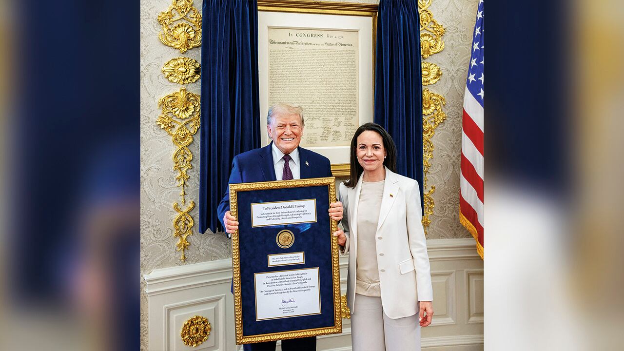 María Corina Machado entregando el Nobel a Donald Trump