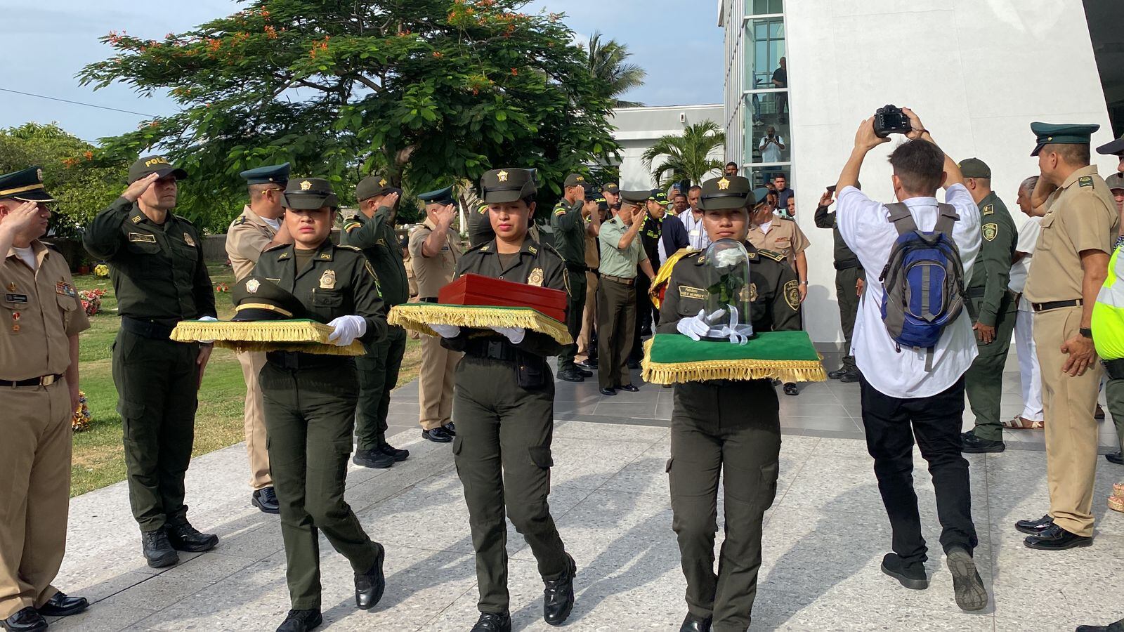 Hombres y mujeres de la Policía Metropolitana hicieron honores al fallecido miembro de la institución