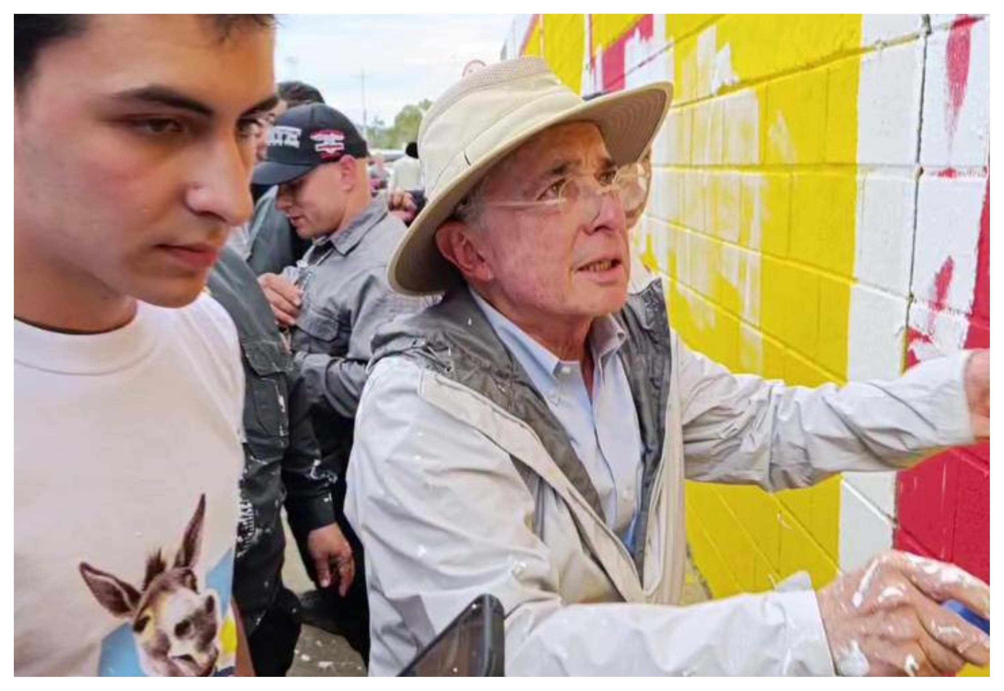 El expresidente Álvaro Uribe Vélez borrando un grafiti alusivo a los falsos positivos que fue pintado a 300 metros de su finca en Llanogrande.