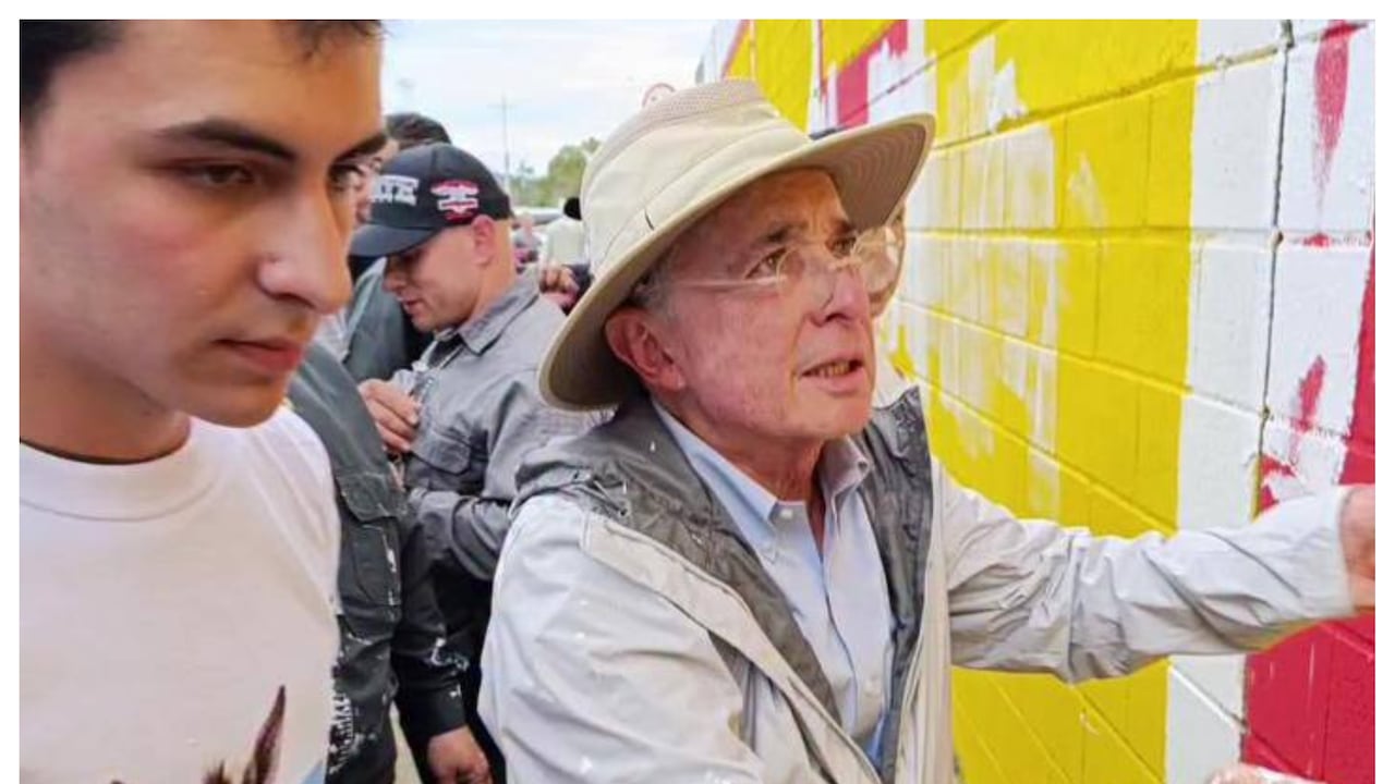 El expresidente Álvaro Uribe Vélez borrando un grafiti alusivo a los falsos positivos que fue pintado a 300 metros de su finca en Llanogrande.