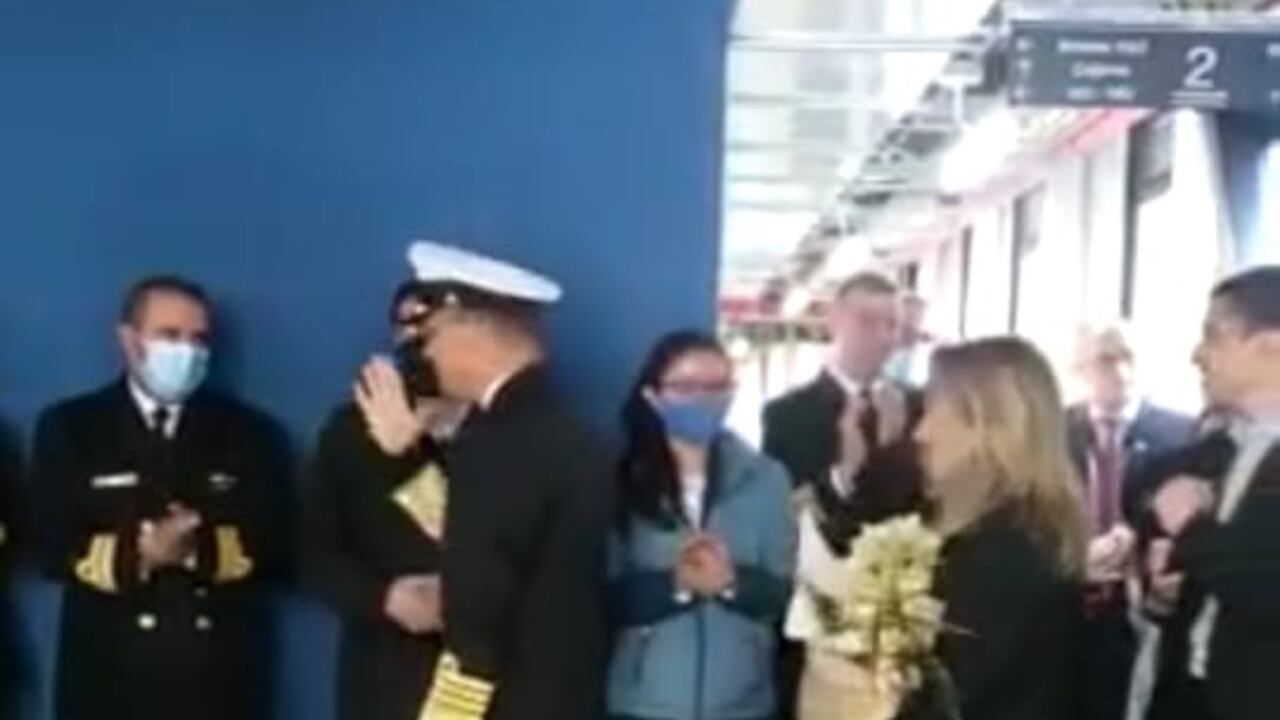 El almirante Gabriel Pérez habría salido del país.