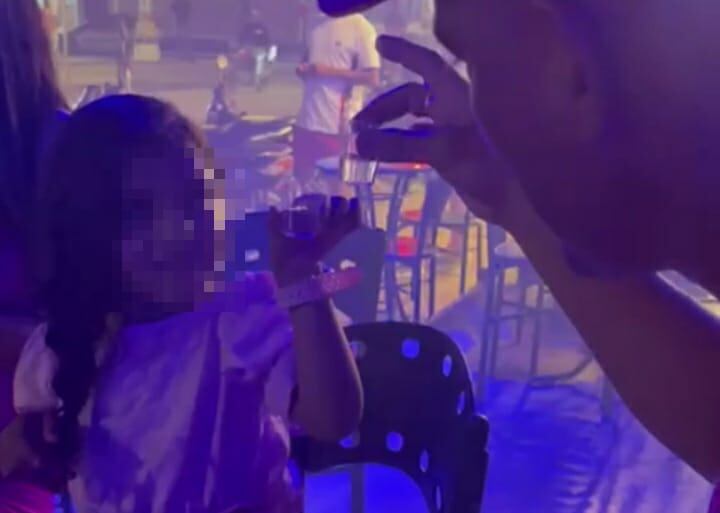 Menor de edad fue captada tomando aguardiente en Turbo, Antioquia.