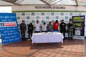 Presuntos integrantes de una organización delincuencial que al parecer exigía dinero a transportadores informales para dejarlos trabajar