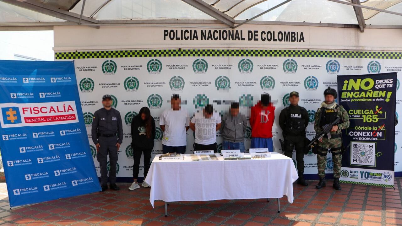 Presuntos integrantes de una organización delincuencial que al parecer exigía dinero a transportadores informales para dejarlos trabajar