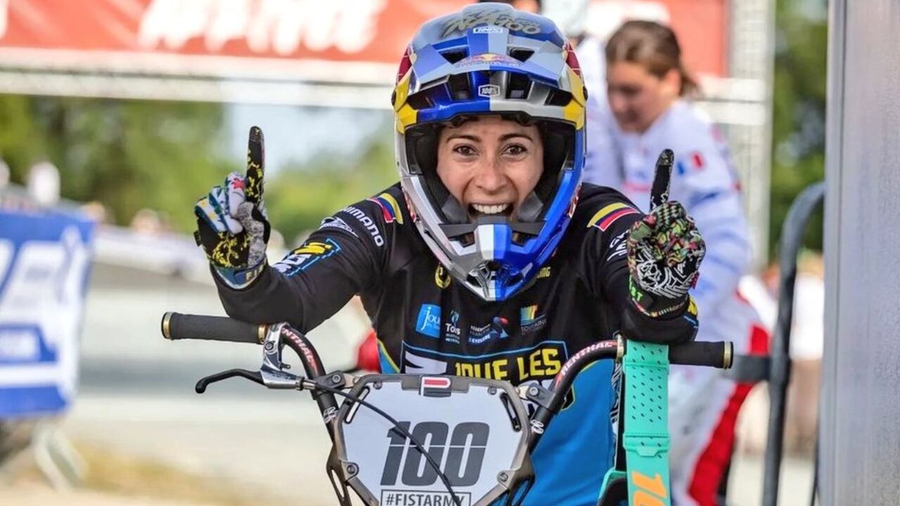 Mariana Pajón celebra tras salir campeona de La Copa Francia La Roche S/Yon