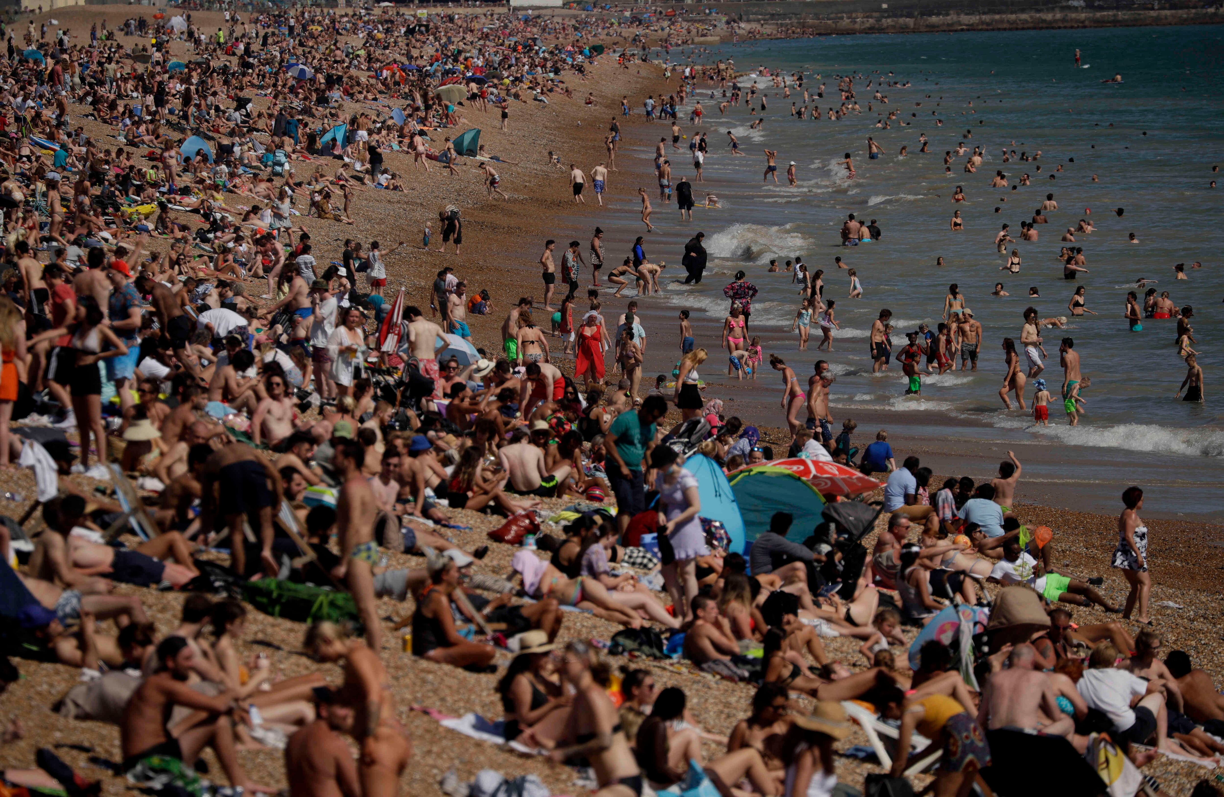 En el día más caluroso del año en Gran Bretaña, con temperaturas que alcanzan los 32,6 grados celsius, la gente se relaja en Brighton Beach. El Gobierno anunció el martes 4 de julio que los ciudadanos podían ir a las playas siempre y cuando mantuvieran una distancia de al menos un metro con otros turistas; en lugar de exigir dos metros como se venía pidiendo en días anteriores.