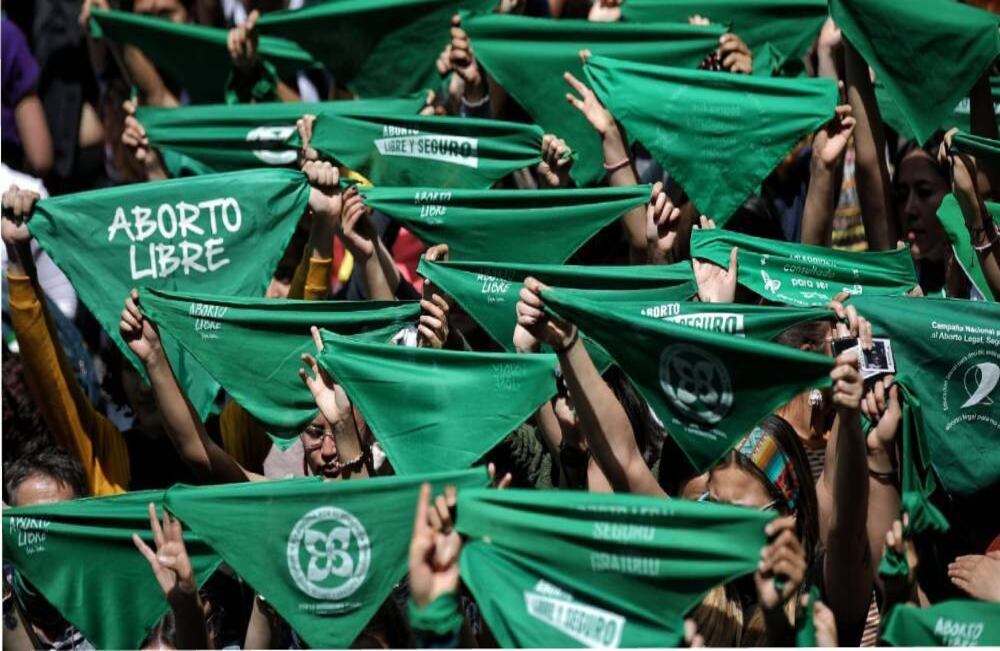 En contraste, decenas de mujeres protestaron por su derecho a decidir sobre su propio cuerpo. Pedían aborto libre y gratuito. Foto: Esteban Vega La Rotta / SEMANA