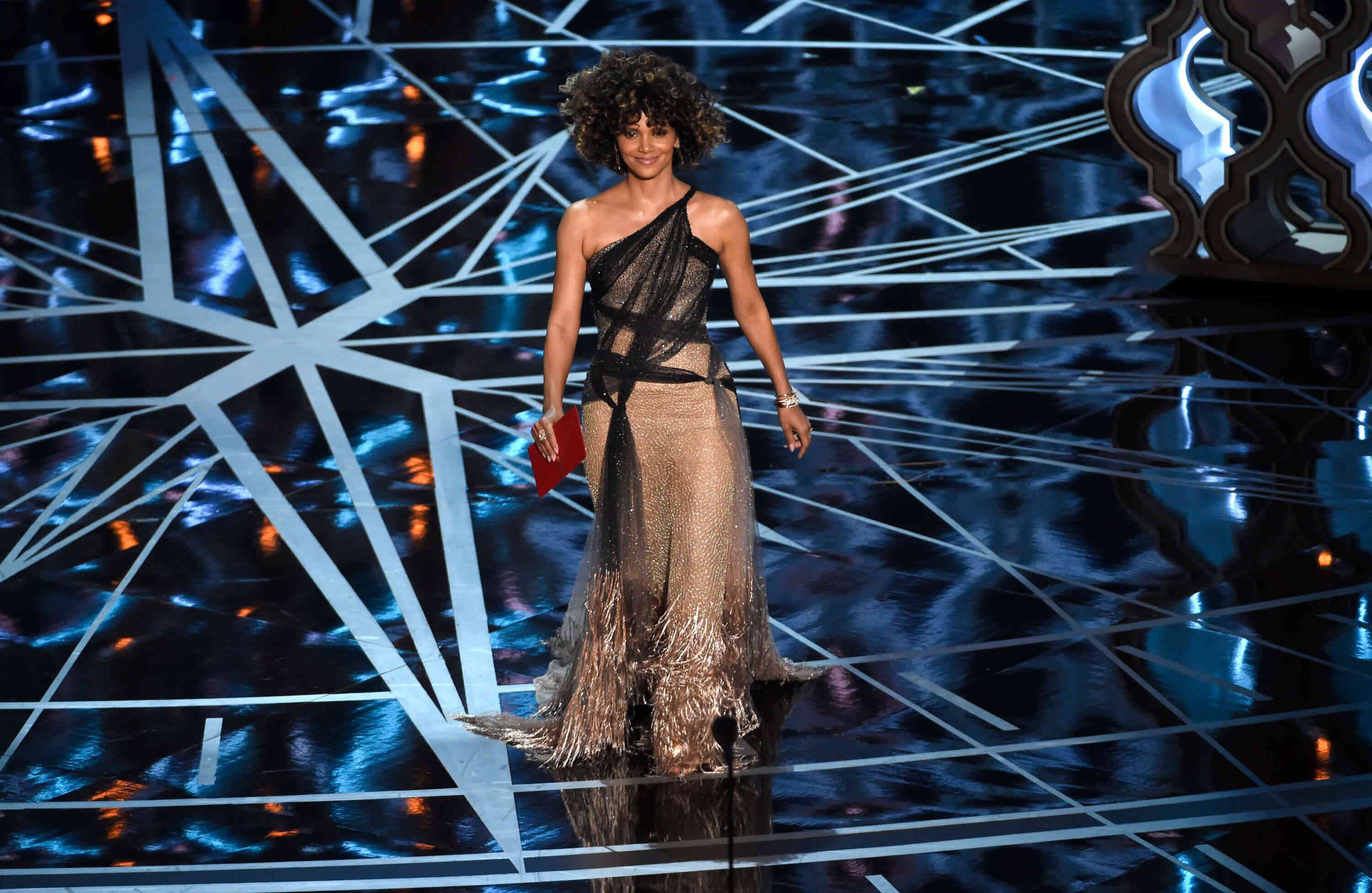 Halle Berry usó un bello vestido Atelier Versace y lució su increíble peinado (Photo by Chris Pizzello/Invision/AP)