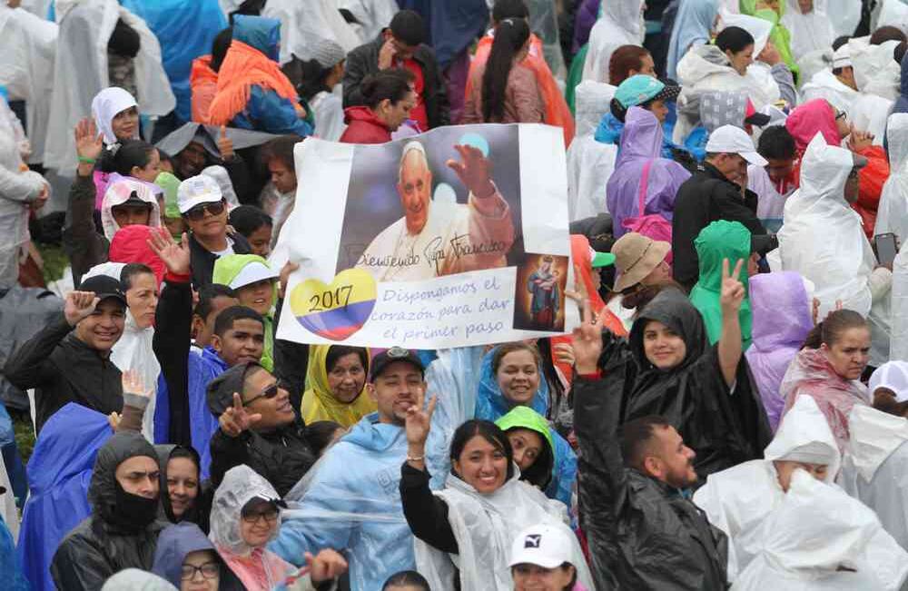 La lluvia no fue un obstáculo para las personas. Foto: Pablo Andrés Monsalve//SEMANA.