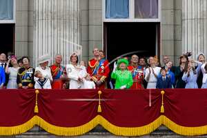 ARCHIVO – En esta fotografía del 11 de junio de 2016 la reina Isabel II saluda al ver pasar una exhibición de la Fuerza Aérea Real sobre el palacio de Buckingham en Londres con el príncipe Felipe a su derecha, el príncipe Guillermo, centro, y su hijo el príncipe Jorge, frente, y la duquesa Catalina de Cambridge, centro a la izquierda, cargando a la princesa Carlota, centro a la izquierda, con el príncipe Carlos, la duquesa Camila de Cornualles y la princesa Ana, cuarta a la izquierda, en el balcón del Palacio de Buckingham durante el Desfile del Estandarte en Londres. El momento no podría ser peor para Enrique y Meghan. El duque y la duquesa de Sussex finalmente tendrán oportunidad de contar la historia detrás de su renuncia a los deberes reales directamente al público el domingo, cuando su entrevista de dos horas con Oprah Winfrey sea transmitida. Pero en Gran Bretaña están ocurriendo muchas cosas que opacan el momento. Además de la pandemia y la crisis económica, el príncipe Felipe de 99 años, abuelo de Enrique, está hospitalizado desde hace tres semanas. (Foto AP/Tim Ireland, archivo)
