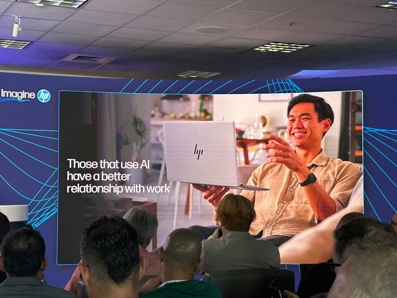 Estos fueron los lanzamientos más recientes de HP. Integraron la IA en varios de sus dispositivos.