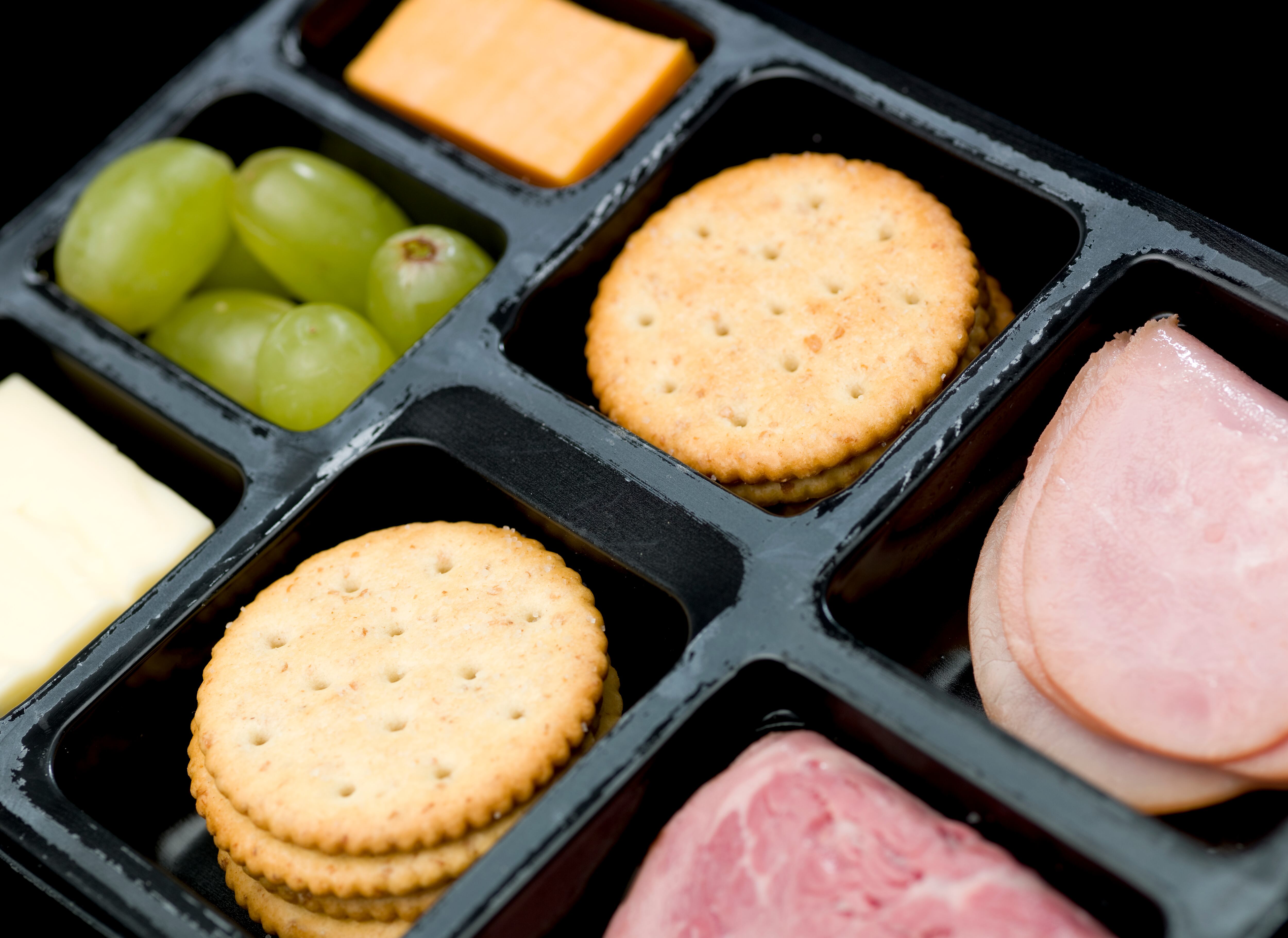 Los menús de los vuelos son variados, dependiendo de la aerolínea y el trayecto