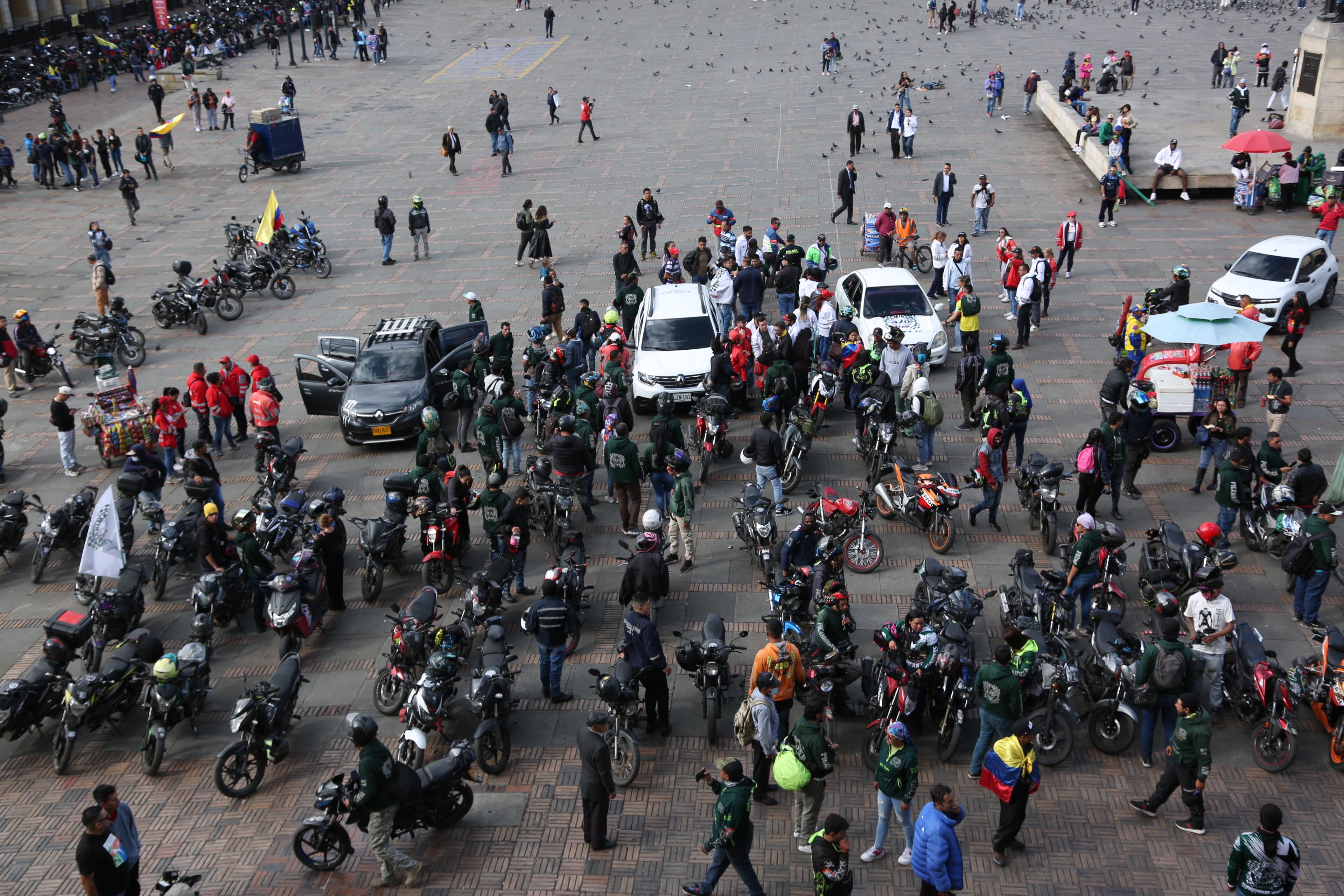 Protestas de transportes, camioneros y motociclistas 
En la plaza de Bolívar