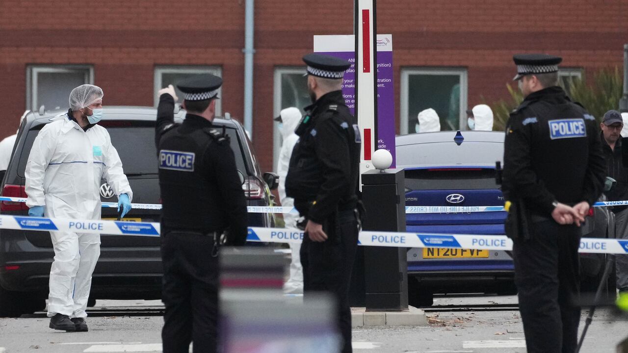 Un hombre murió cuando el taxi en el que viajaba explotó frente al Hospital de Mujeres de Liverpool justo antes de las 11:00 a.m. (hora inglesa) de ayer.