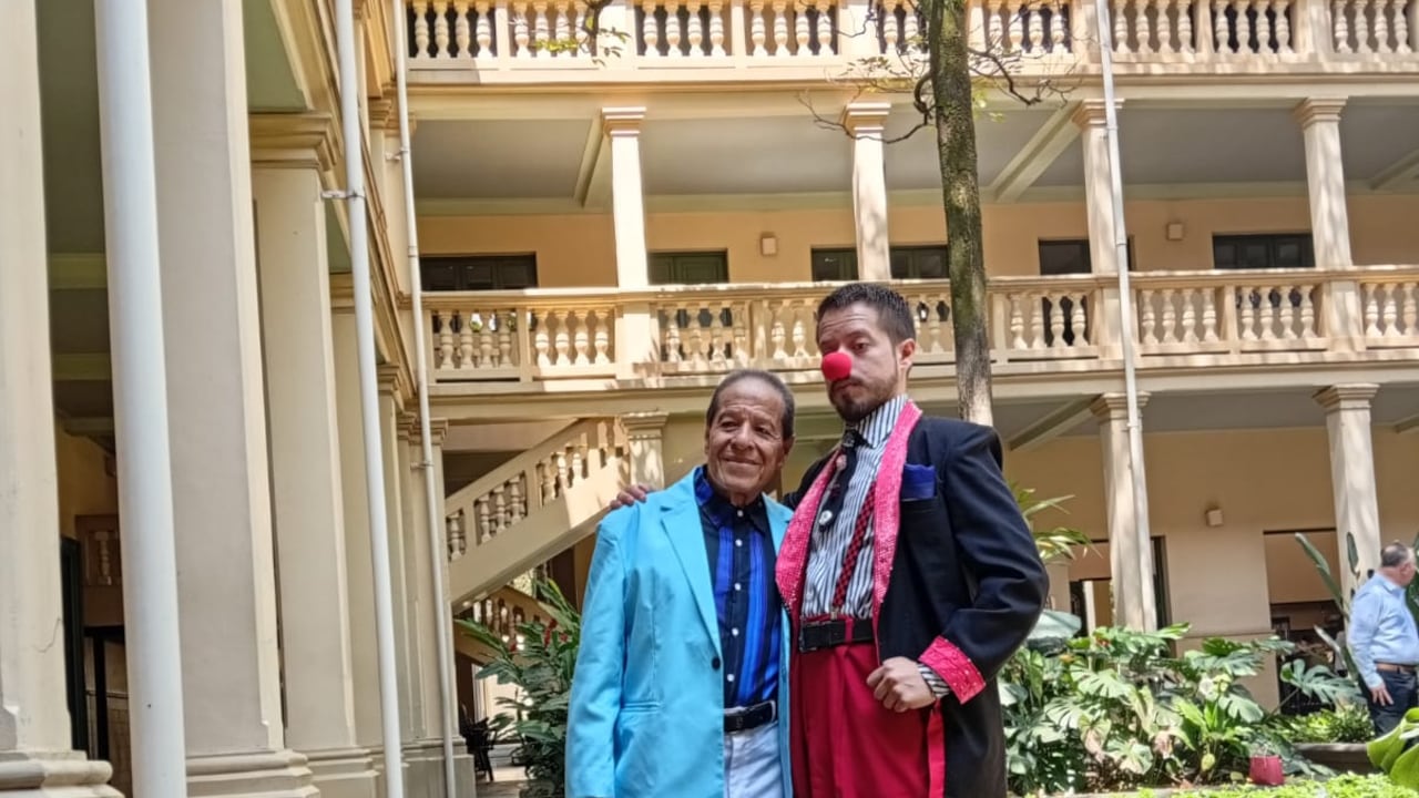 Luis Fernando y su padre el día de la graduación.