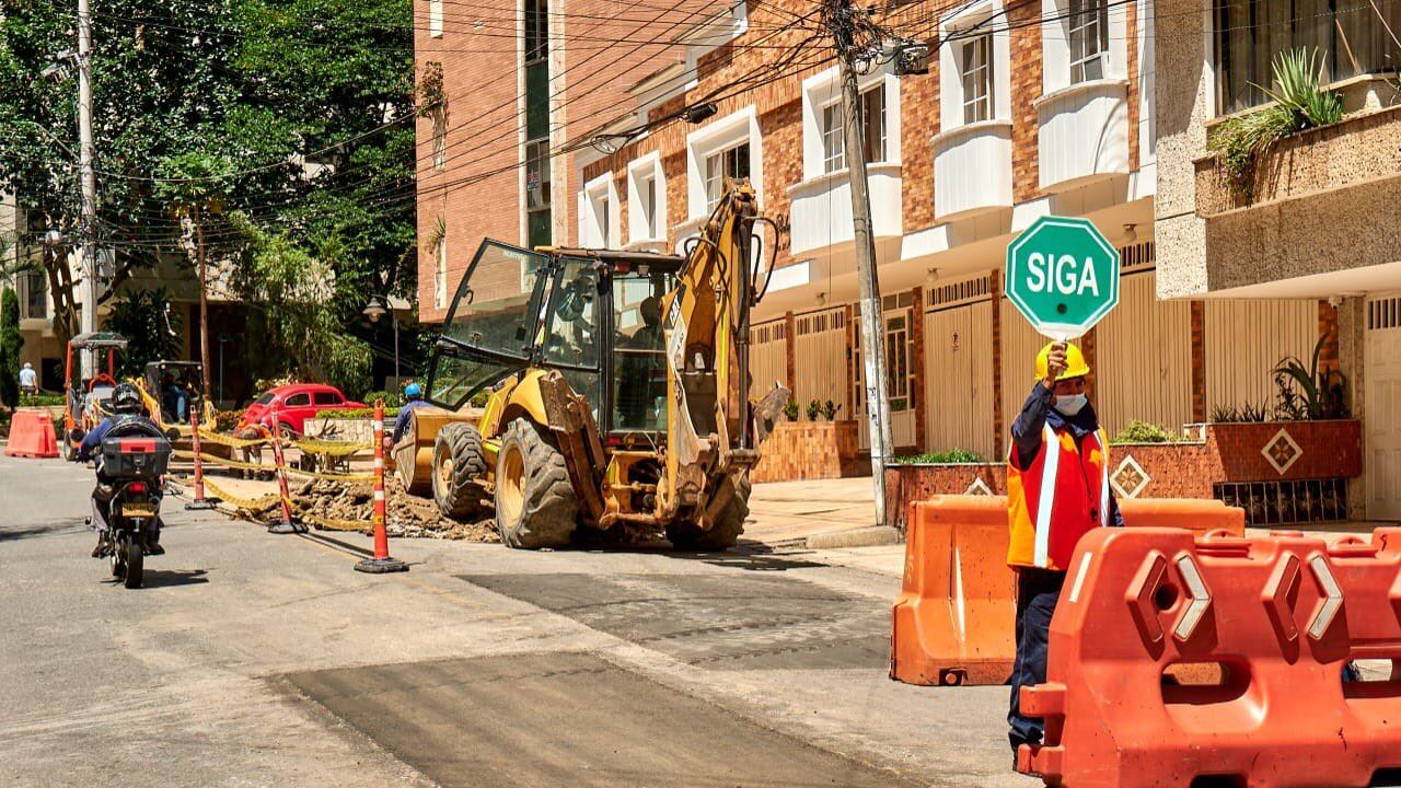 Son cerca de 10 puntos críticos los que se están reparchando para asegurar el tránsito vehicular.
