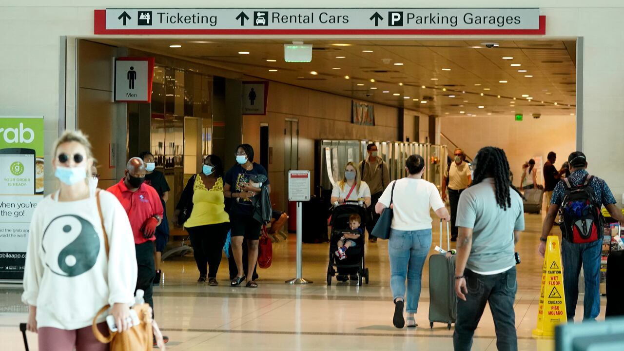 Aeropuerto en Dallas. (Foto AP/LM Otero)