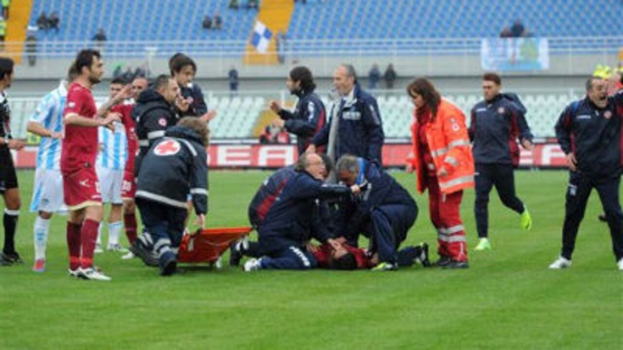 Médicos atendieron en la grama del estadio Adriático de Pescara al jugador Livorno Piermario Morosini.