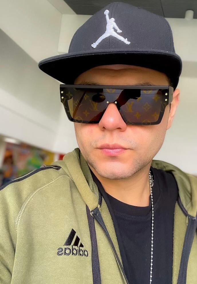 Al cantante le robaron su gorra, dos hombres en moto