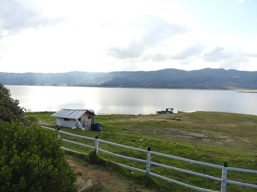 En el embalse de Tomine los visitantes puedes disfrutar de actividades como caminatas y avistamiento de paisajes.