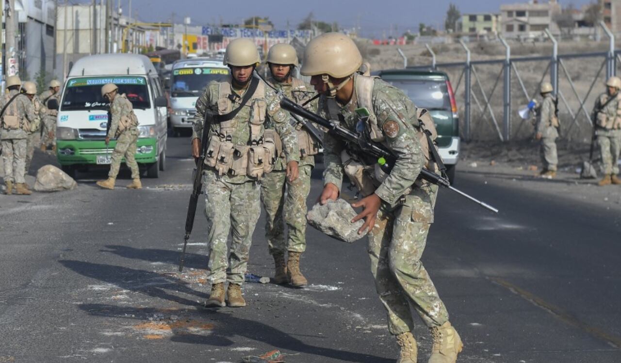 El Ejército de Perú ha tenido duros enfrentamientos contra la población civil que han dejado víctimas mortales