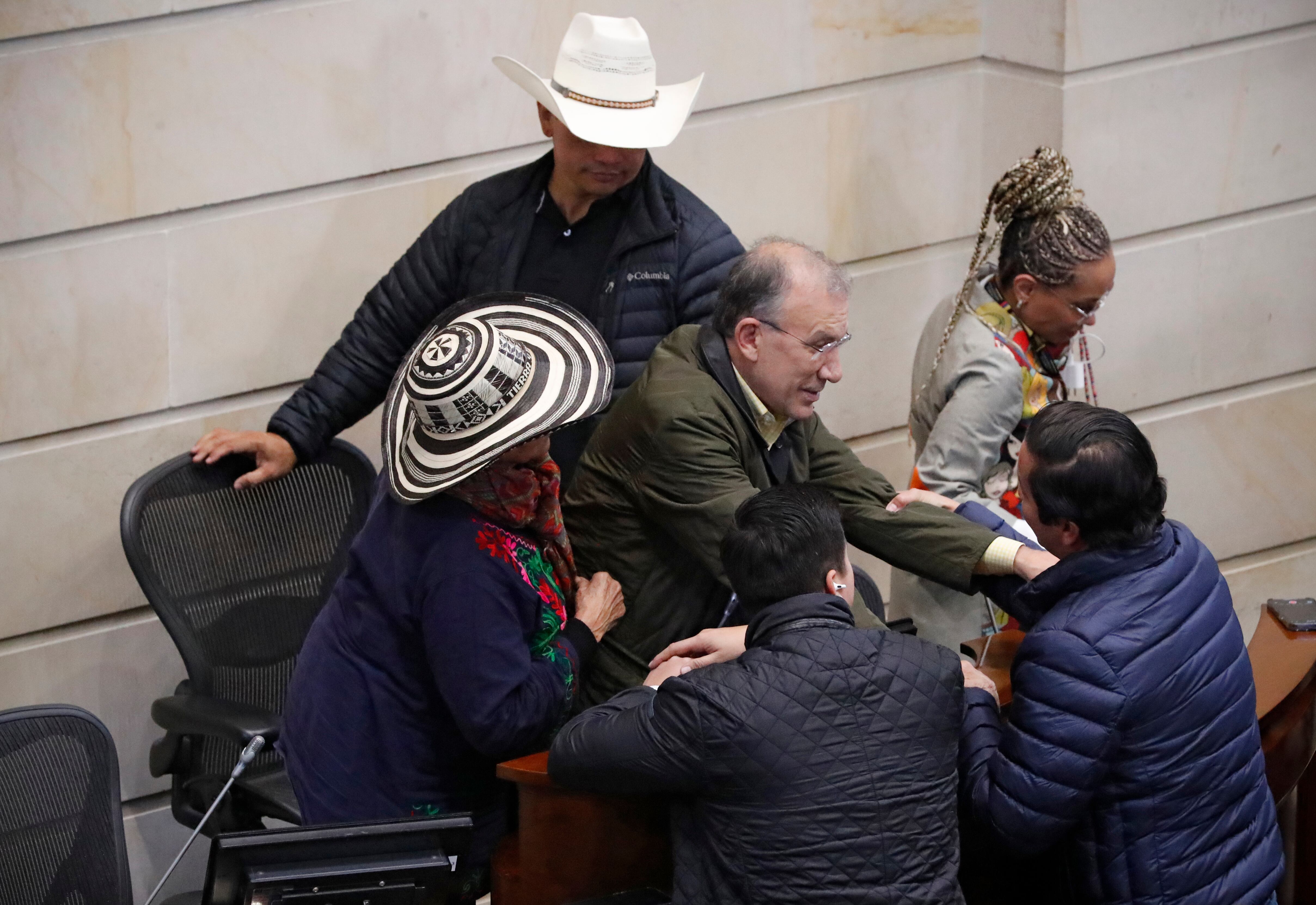 Congresistas saludan al presidente del Senado luego que el Consejo de Estado anulara la elección de Roy Barreras como senador por doble militancia
Bogota mayo 5 del 2023
Foto Guillermo Torres Reina / Semana
