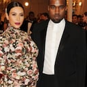Muchos dijeron que Kardashian parecía un sofá viejo con su vestido cuello tortuga estampado. Foto: AP