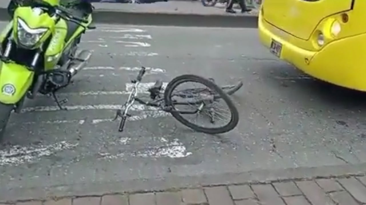 Un bus articulado de TransMilenio atropelló a un ciclista en la intersección de la Calle 80 con carrera 69, sentido Occidente - Oriente, localidad de Engativá confirmó este viernes la compañía.