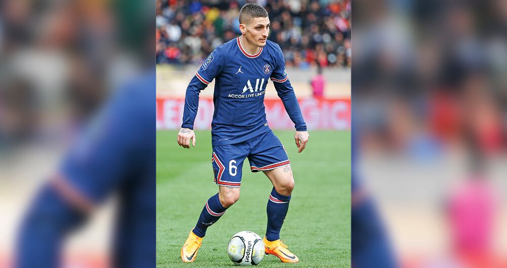 Es internacional absoluto con la selección de Italia desde 2012. 