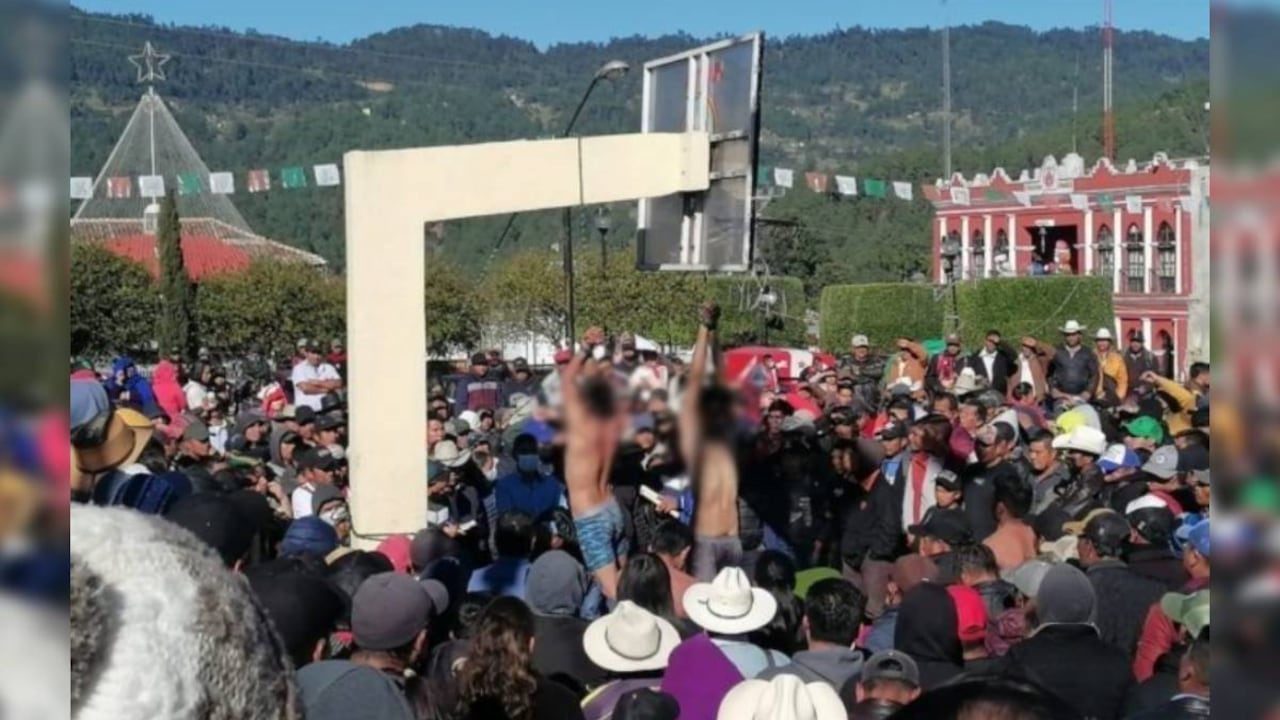 Medios locales indicaron que los hombres estuvieron colgados entre 8 y 9 horas.