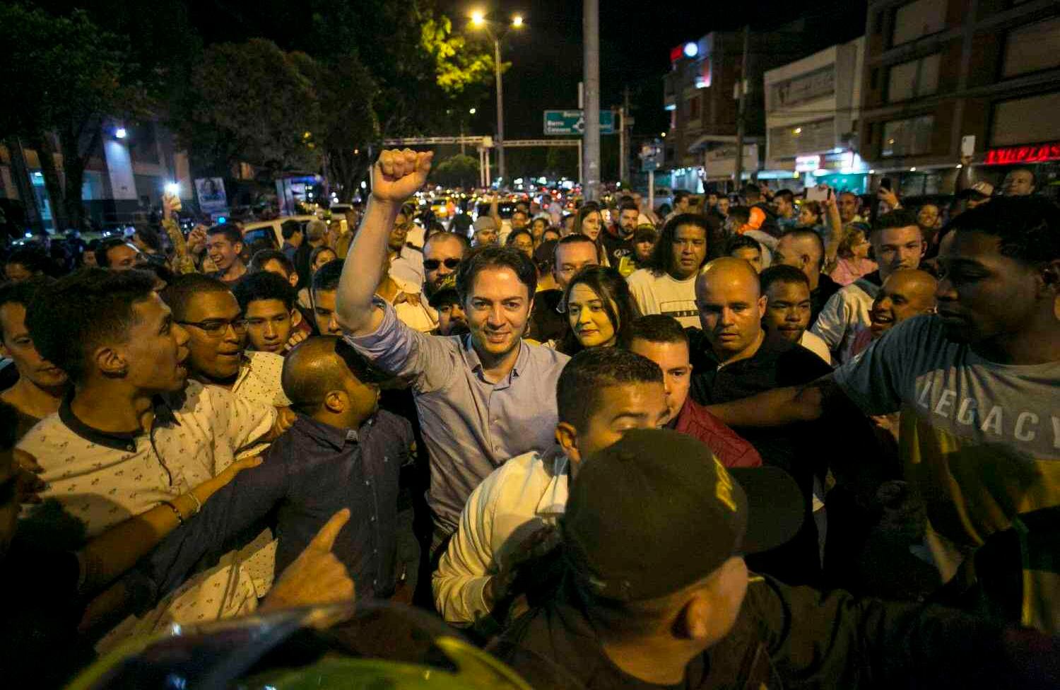 Daniel Quintero entre la multitud que lo apoyó en su campaña. Foto: David Estrada