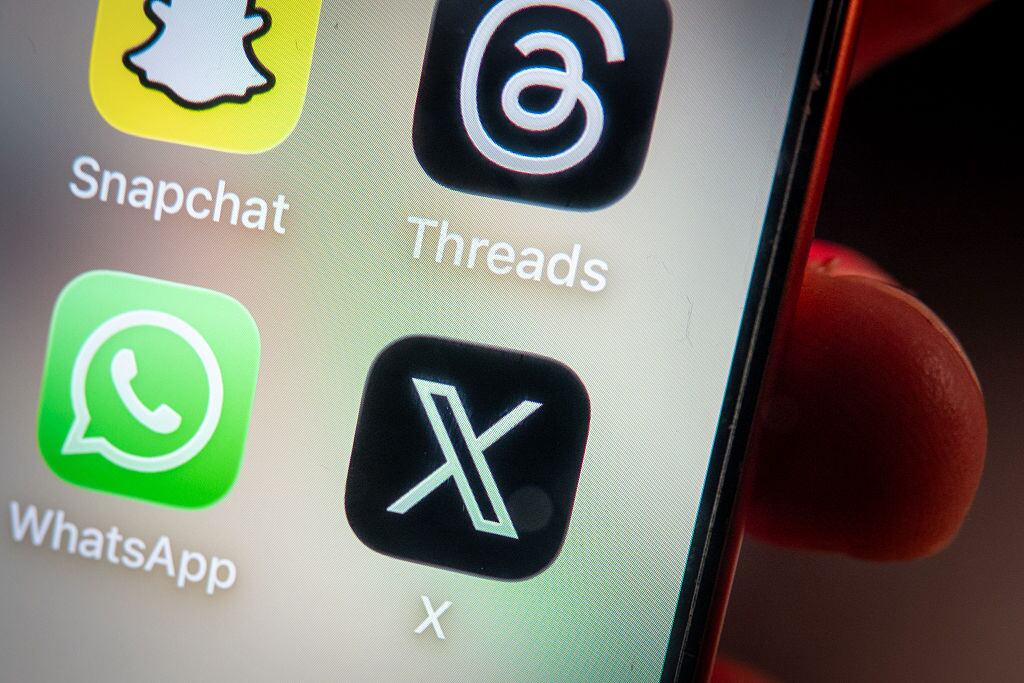 La demanda señala que la compañía tendría acceso a mensajes que los usuarios consideran privados.