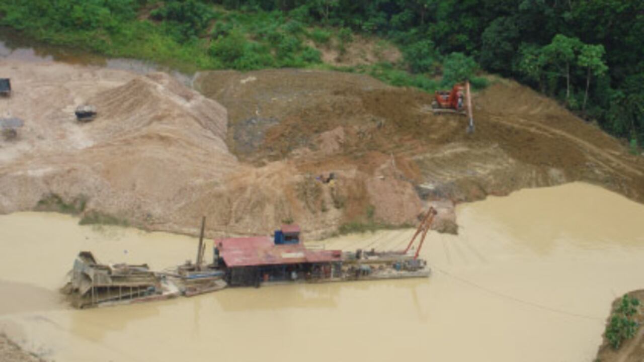 Según cifras oficiales, entre el nordeste y el Bajo Cauca antioqueño extraen 28 toneladas de oro al año, justo en momentos en que el precio del metal alcanza cifras históricas, de casi 70.000 pesos el gramo. Es decir, es un negocio de cerca de 2 billones de pesos al año.