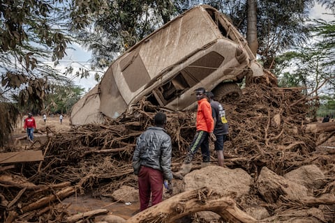Un niño camina entre árboles destruidos y tierras dañadas en una zona muy afectada por lluvias torrenciales e inundaciones repentinas en Mai Mahiu, el 29 de abril de 2024.