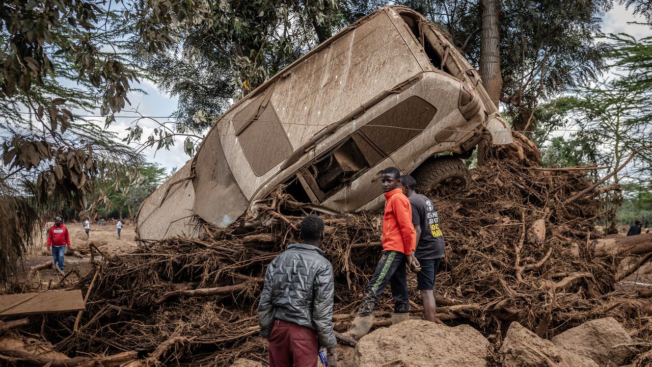 Un niño camina entre árboles destruidos y tierras dañadas en una zona muy afectada por lluvias torrenciales e inundaciones repentinas en Mai Mahiu, el 29 de abril de 2024.