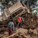Un niño camina entre árboles destruidos y tierras dañadas en una zona muy afectada por lluvias torrenciales e inundaciones repentinas en Mai Mahiu, el 29 de abril de 2024.