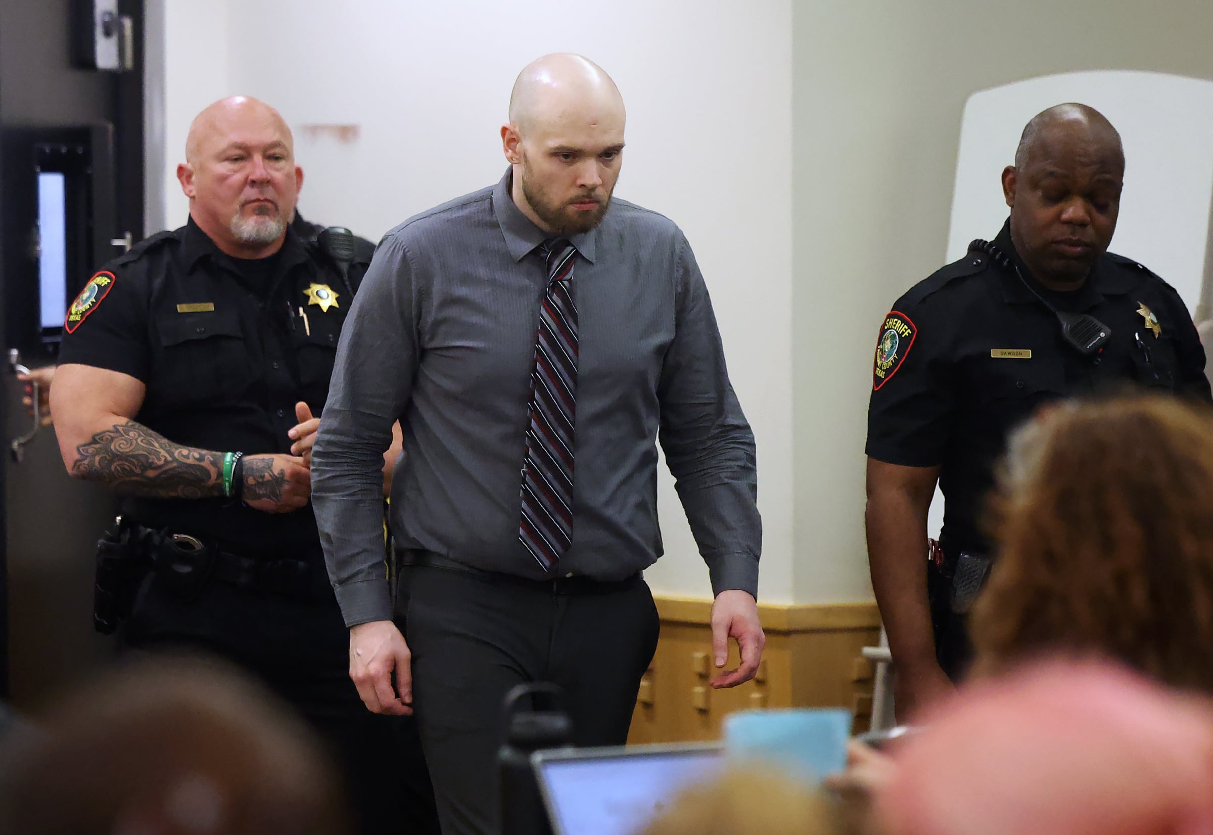 El acusado Tanner Horner entra a la sala del tribunal para escuchar el veredicto en la fase de determinación de la pena.