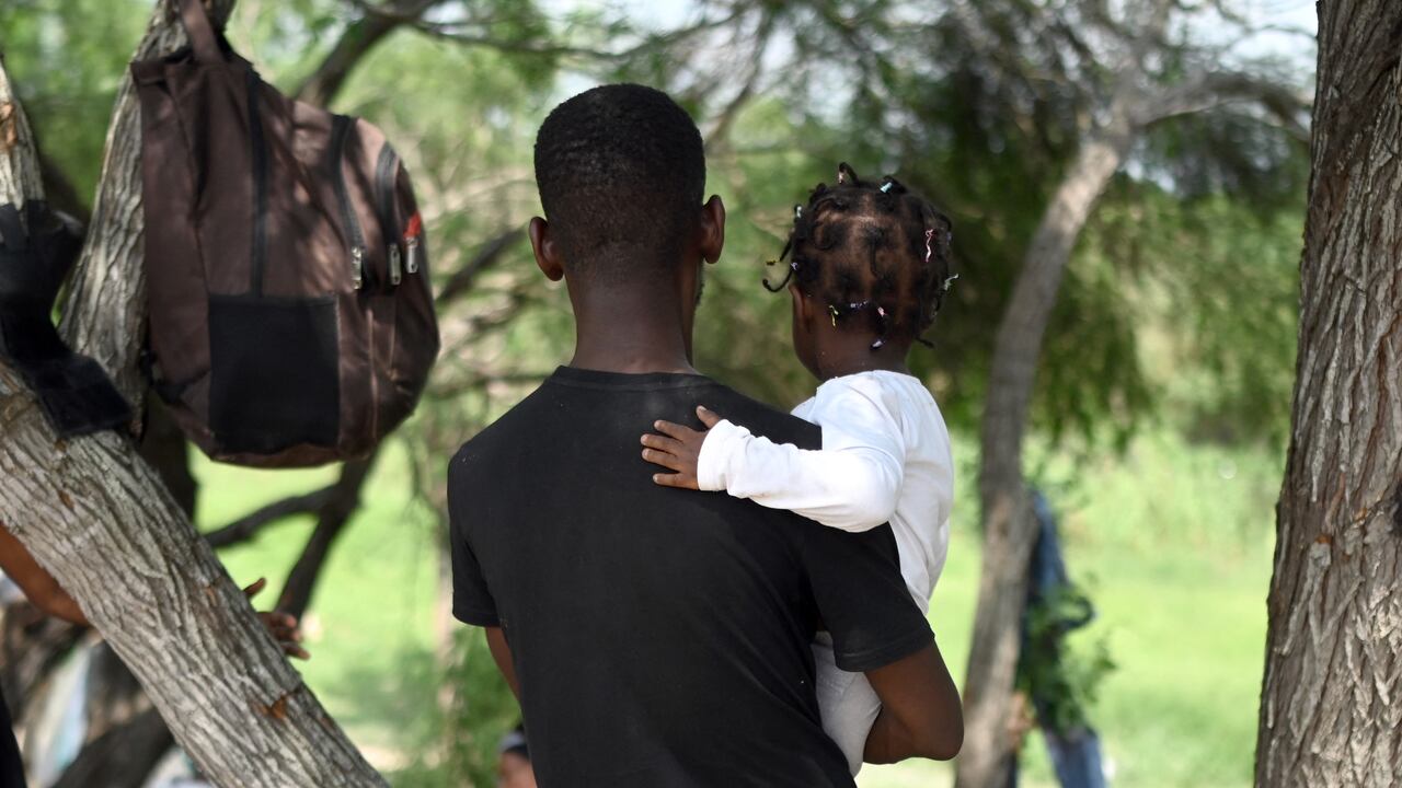 Washington envió 1.500 efectivos para resguardar la frontera, que en El Paso está fuertemente custodiada con patrullas a cada kilómetro.
(Photo by ALFREDO ESTRELLA / AFP)